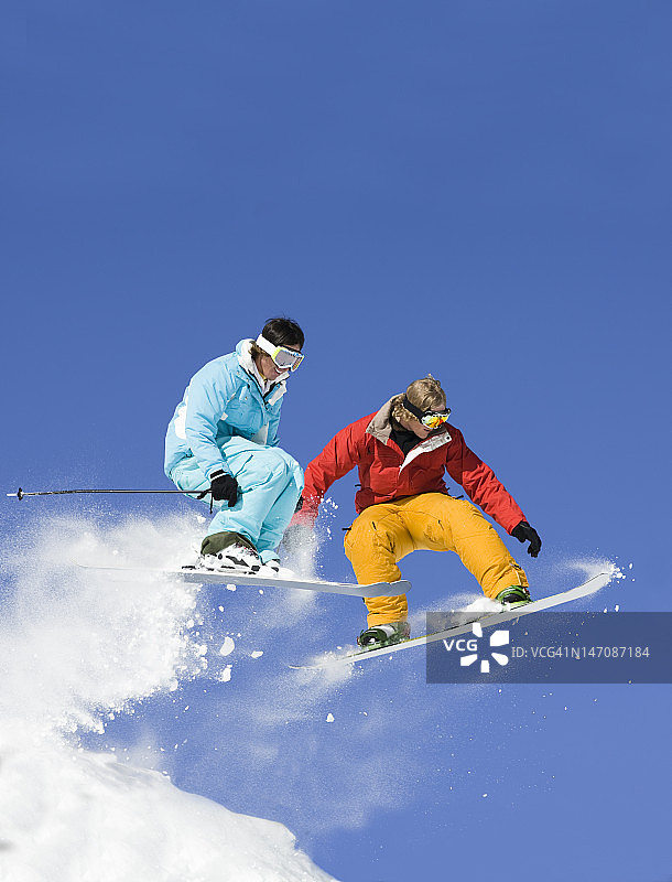 滑雪板运动员对抗跳台滑雪运动员图片素材
