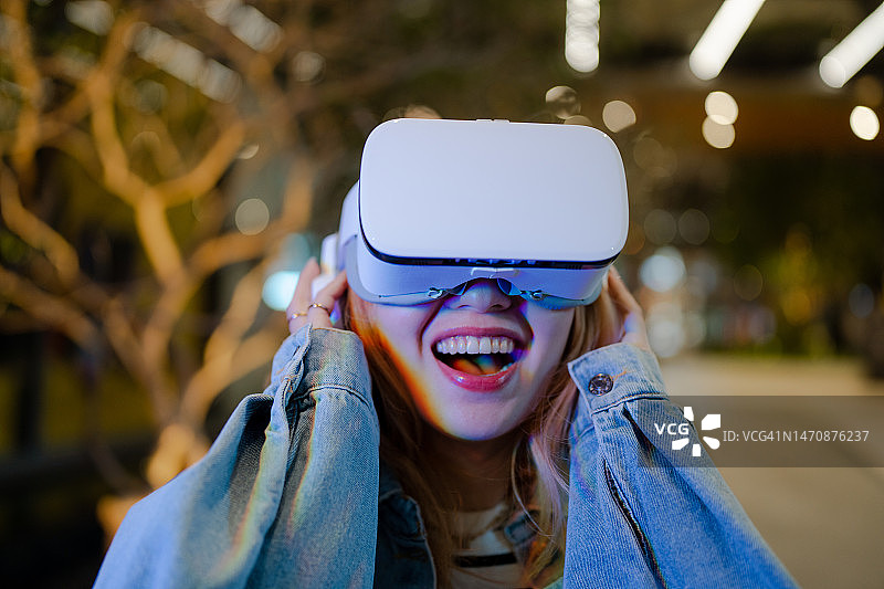 夜晚使用VR模拟器的少女们图片素材