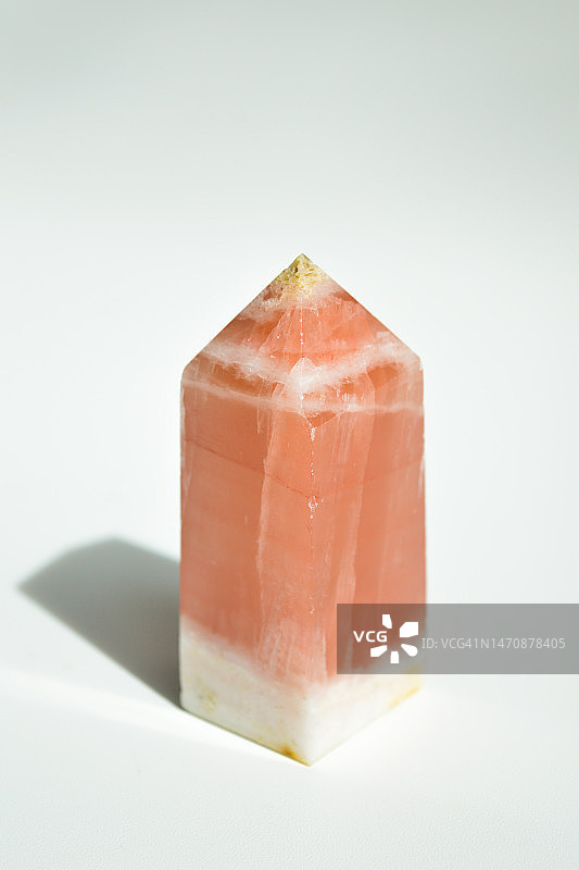 粉色方解石玫瑰晶体塔图片素材