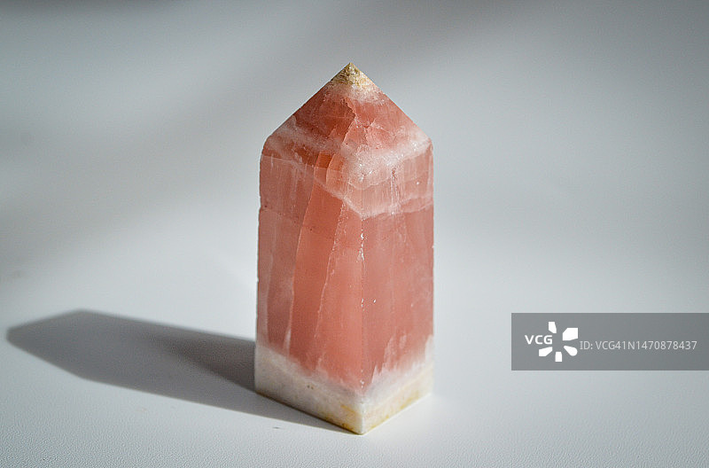 粉色方解石玫瑰晶体塔图片素材