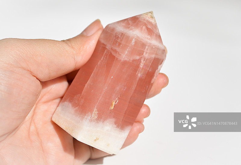 粉色方解石玫瑰晶体塔图片素材