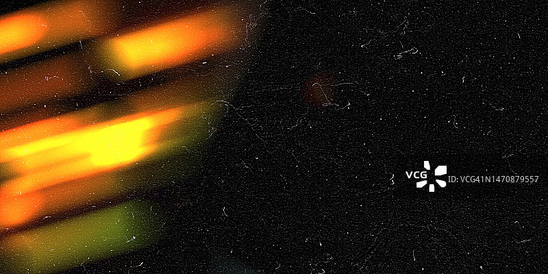 黑色背景上的电影眩光、噪点和划痕图片素材