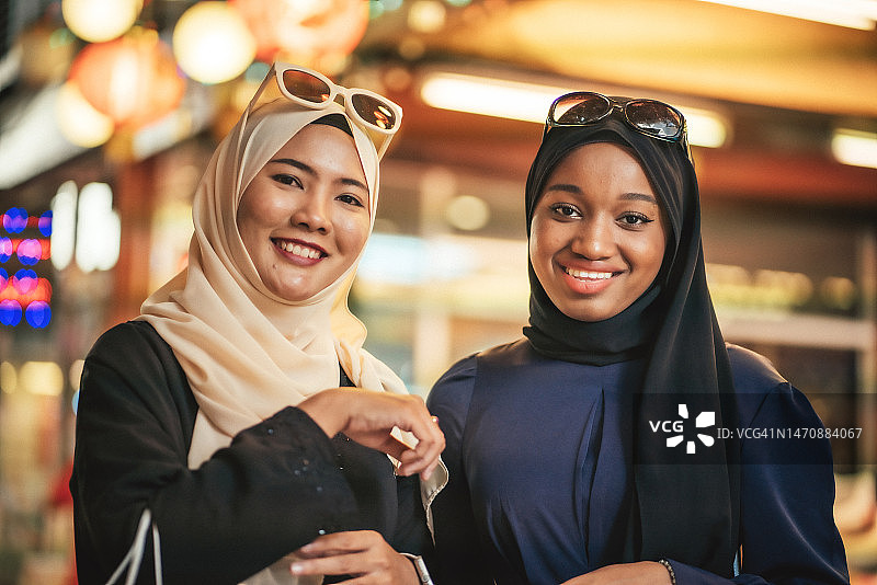 与朋友交谈的美丽穆斯林妇女图片素材