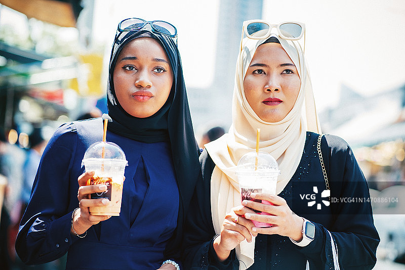 城市里的穆斯林女性朋友图片素材