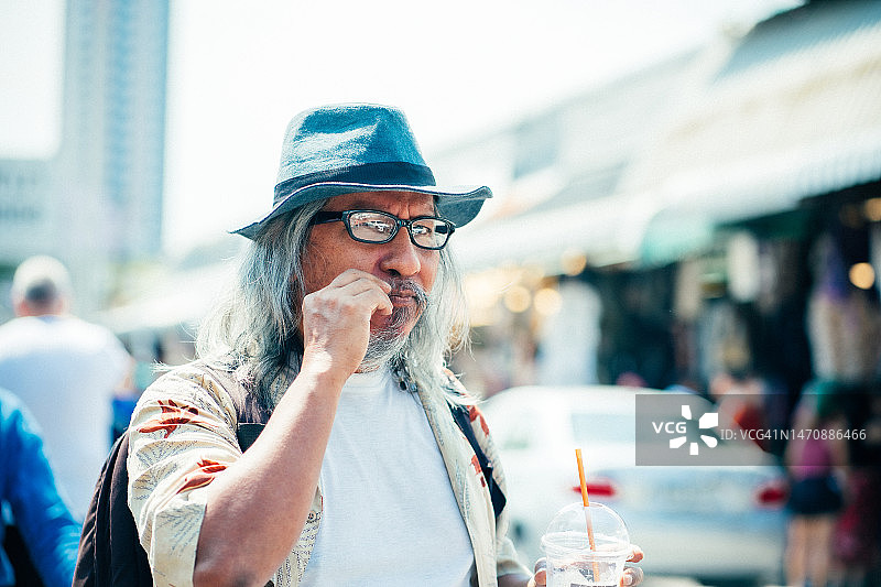 一位戴着帽子的老年男子的肖像图片素材