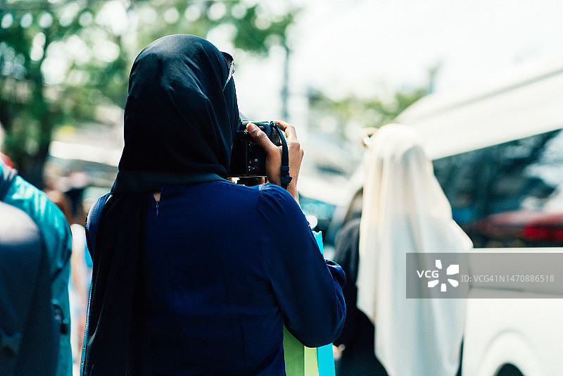 年轻的穆斯林女性在拍照图片素材