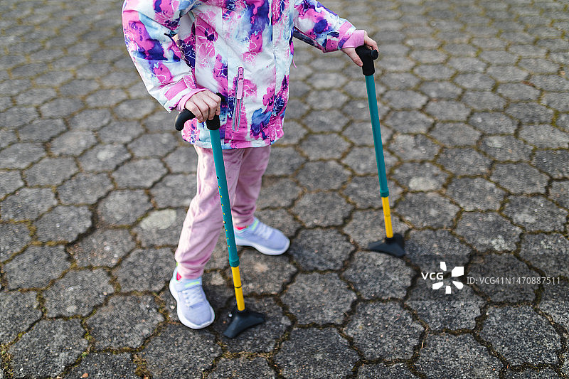 拄着拐杖行走的女孩图片素材
