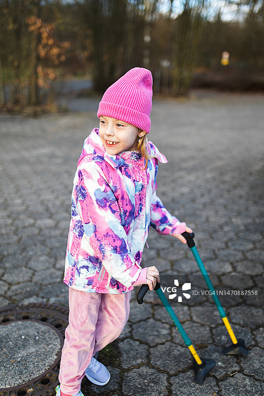 拄着拐杖行走的女孩图片素材