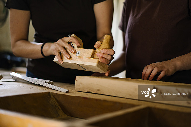 四名女性使用工具的特写图片素材