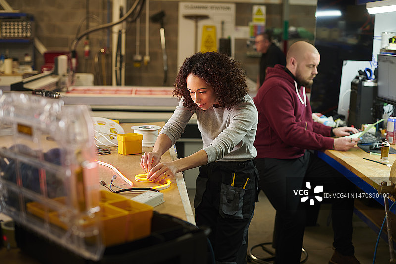 带有LED标牌的电工图片素材