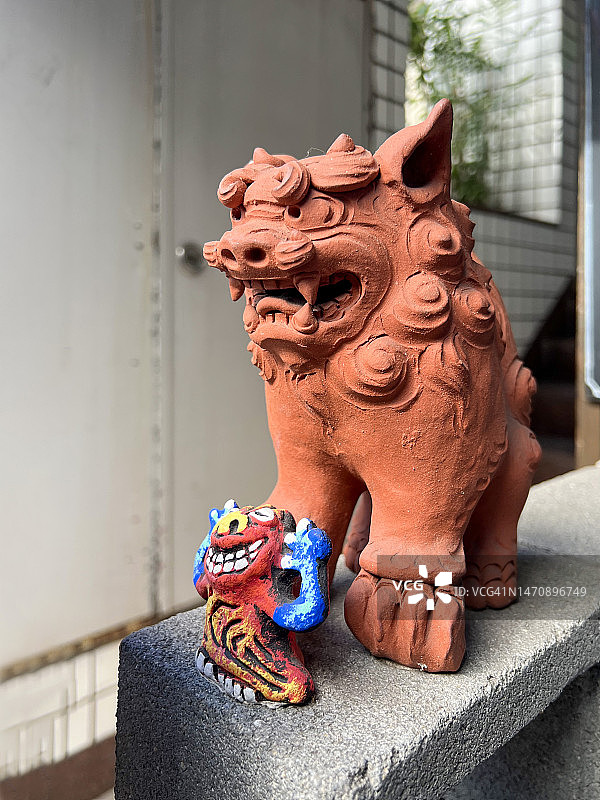 东京餐厅入口处的冲绳石狮子装饰图片素材