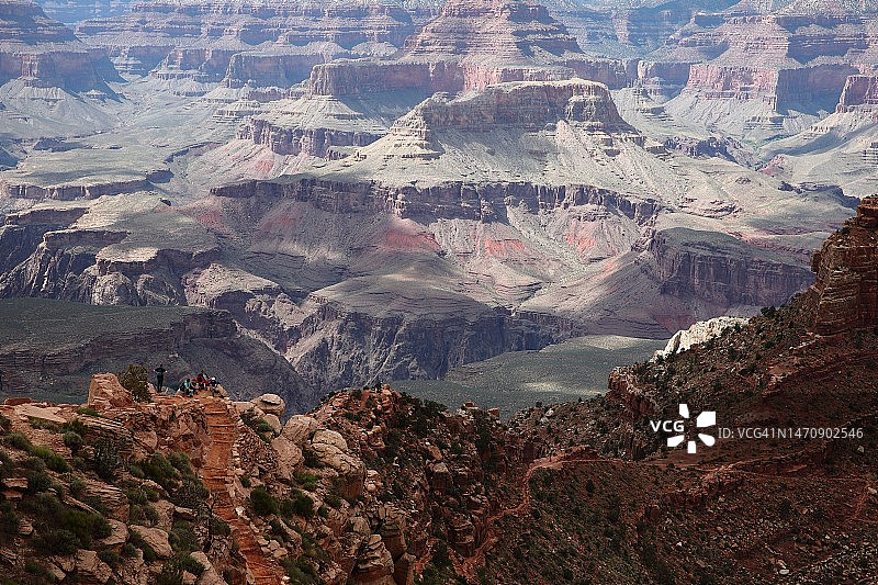 大峡谷小径上的徒步旅行者远景图片素材
