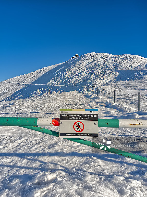 屏障上的徒步小径关闭标志图片素材