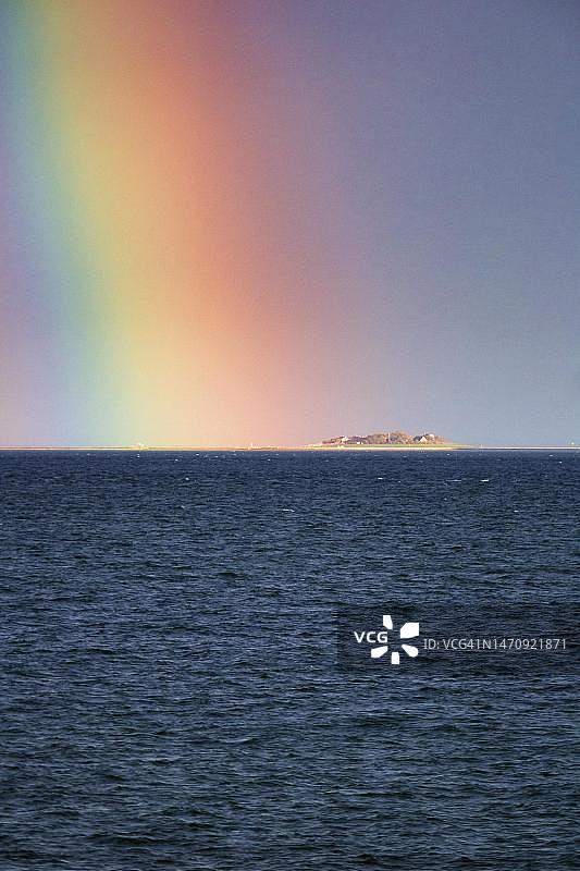 傍晚海景：德国Hallig Langeness，Wyk auf Foehr，Foehr岛，北弗里斯兰群岛，北海，石勒苏益格-荷尔斯泰因彩虹图片素材