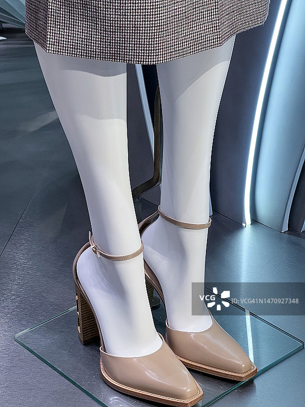 时尚搭扣高跟鞋图片素材