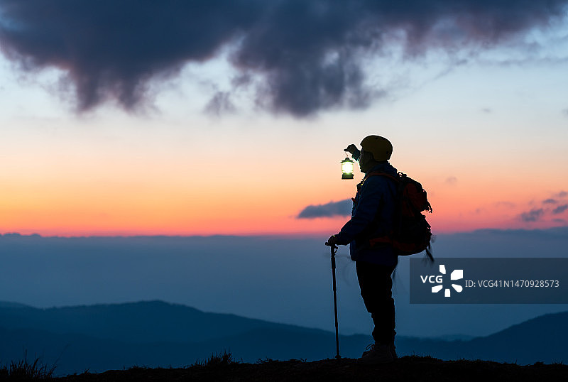 登山者在山顶欣赏风景图片素材
