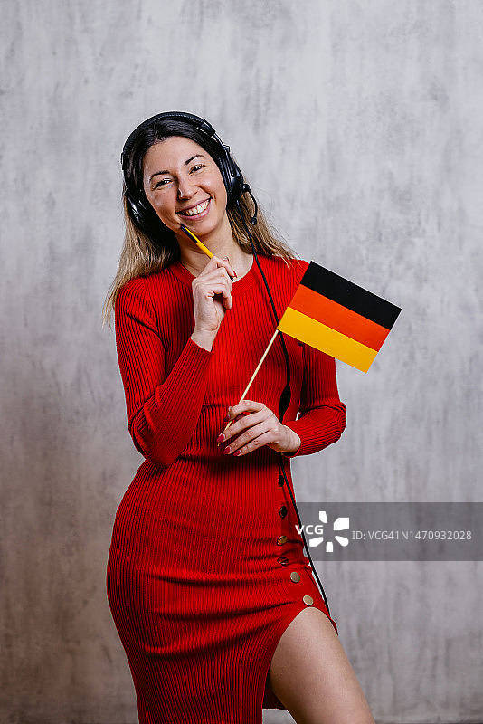 手持德国国旗三角旗的德语老师图片素材
