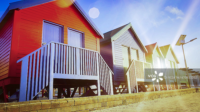 日出时分的海滩更衣室图片素材