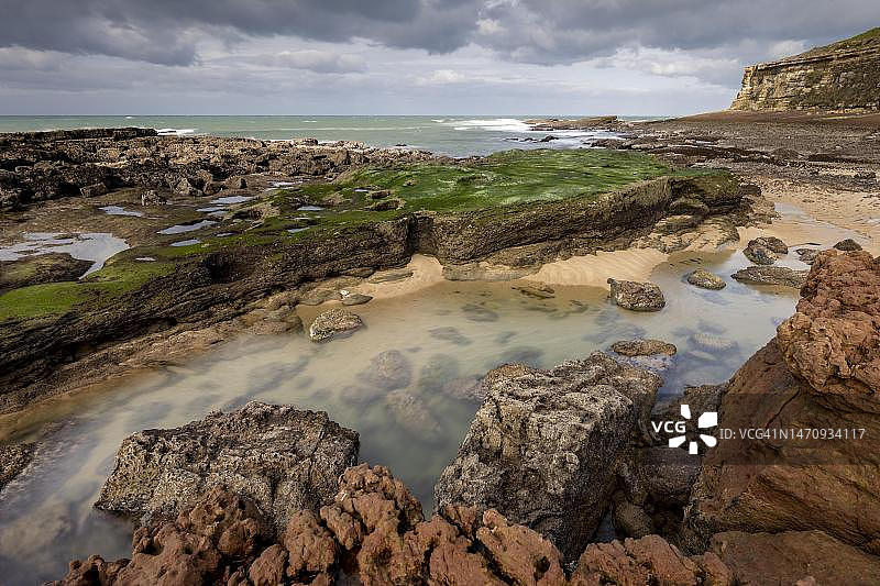 葡萄牙埃里塞拉卡瓦利尼奥海滩的岩石海岸图片素材