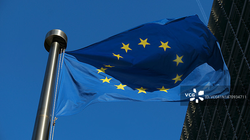 在欧盟委员会贝雷蒙大厦飘扬的欧盟旗帜图片素材