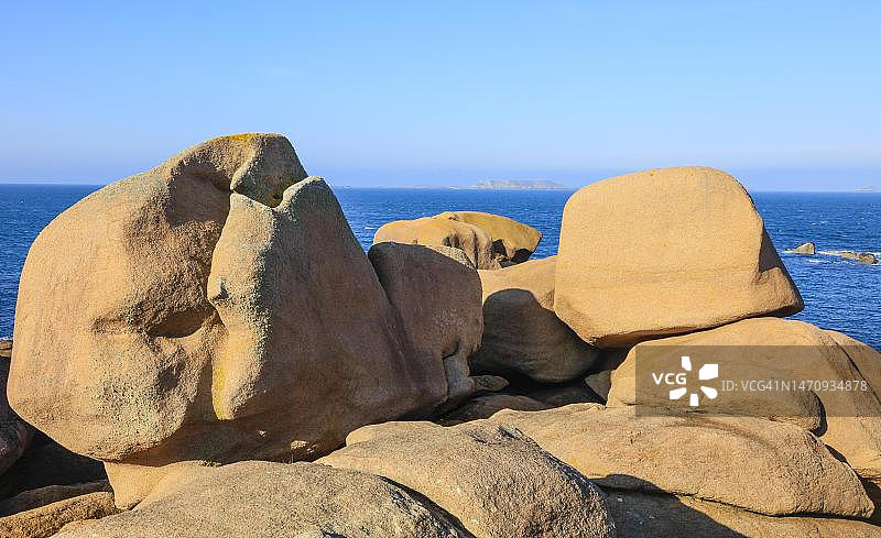 法国布列塔尼玫瑰海岸梅安鲁兹灯塔的岩石海岸图片素材