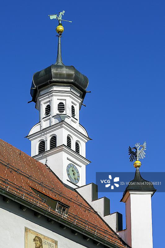 肯普滕市政厅塔楼，带时钟、风向标和双头鹰，德国巴伐利亚阿尔高图片素材
