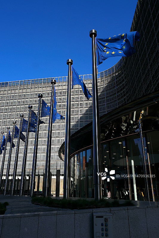 在欧盟委员会贝雷蒙大厦飘扬的欧盟旗帜图片素材