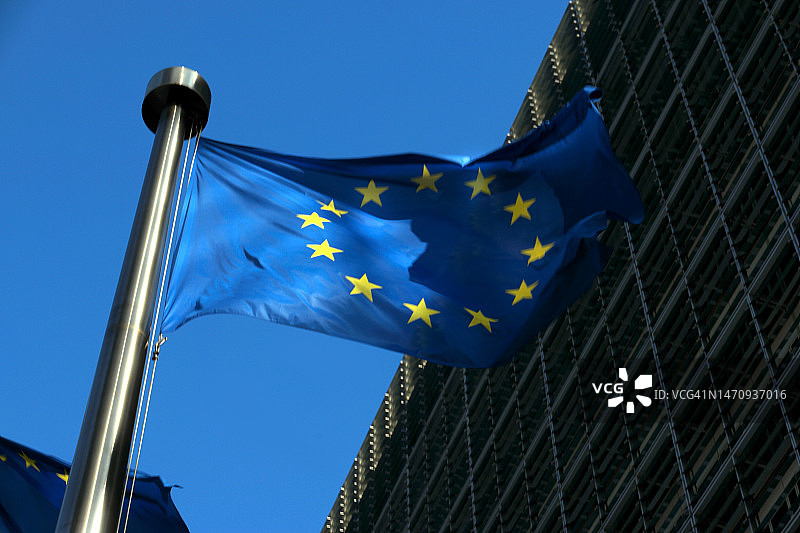 在欧盟委员会贝雷蒙大厦飘扬的欧盟旗帜图片素材