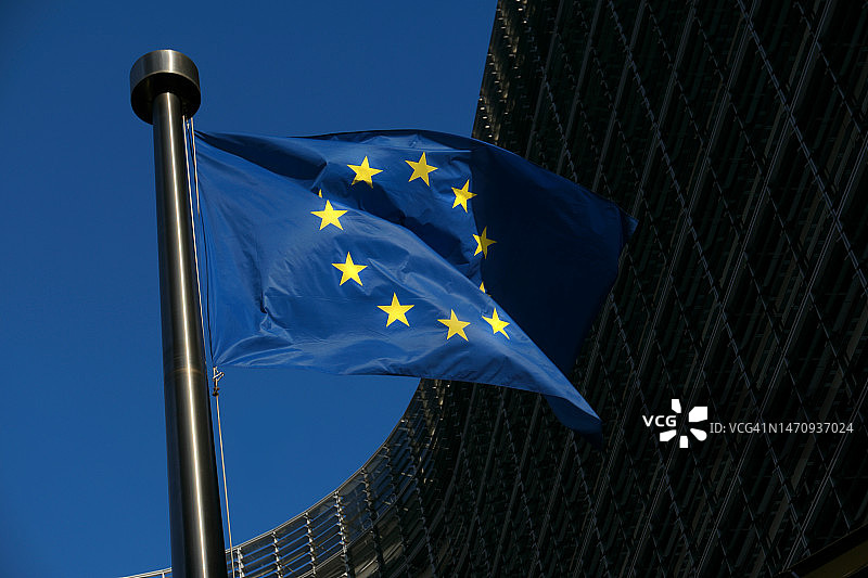 在欧盟委员会贝雷蒙大厦飘扬的欧盟旗帜图片素材