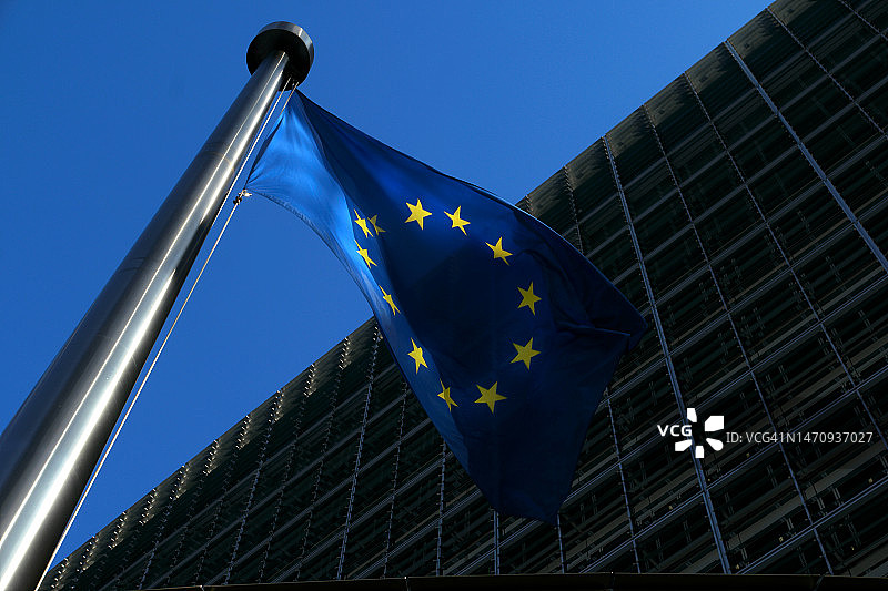 在欧盟委员会贝雷蒙大厦飘扬的欧盟旗帜图片素材