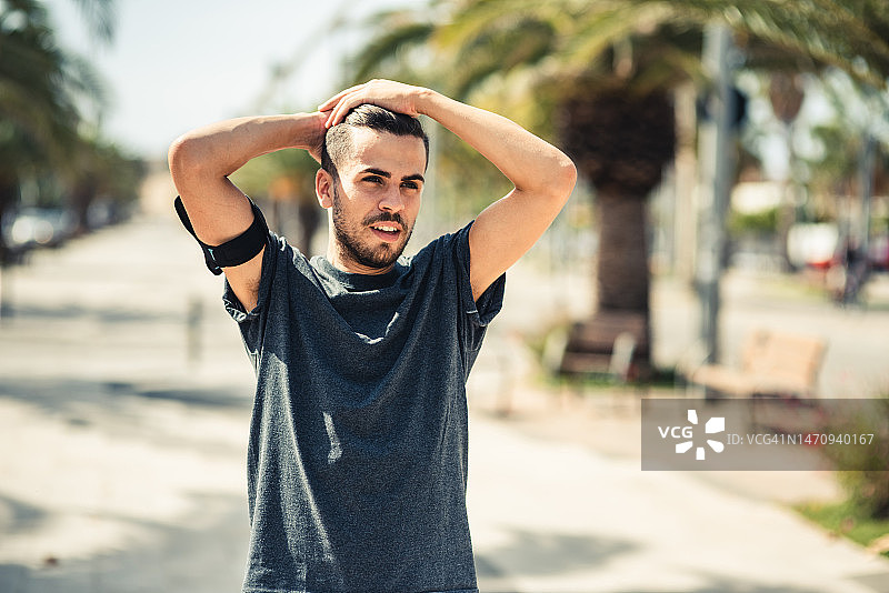 跑步后疲惫流汗的男人图片素材