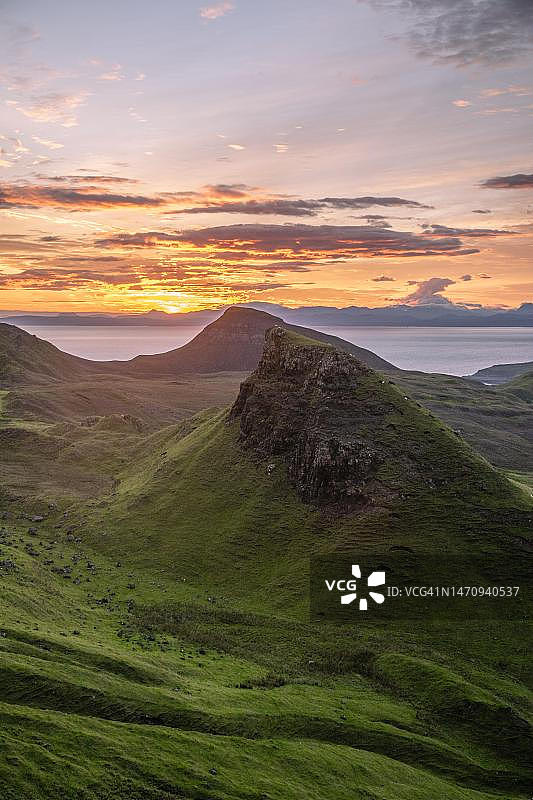 日出时分苏格兰斯凯岛Quiraing岩石景观图片素材