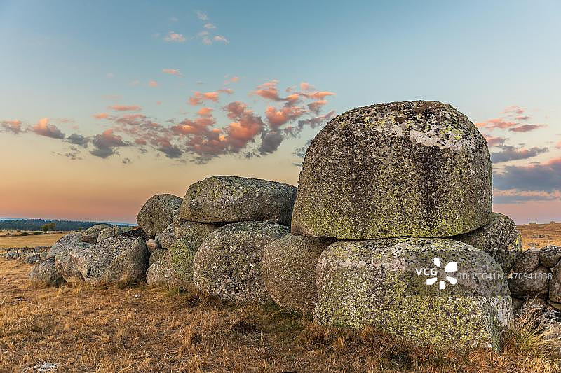 日落时分的岩石景观，法国奥布拉克图片素材