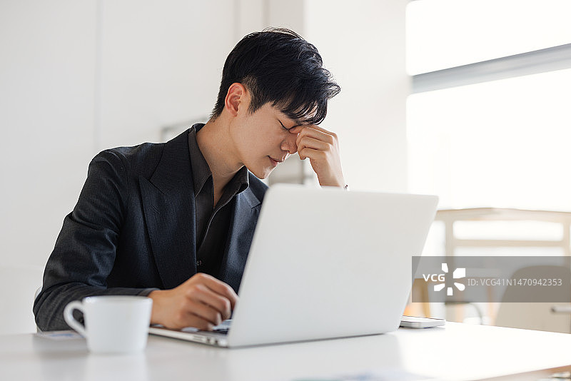 厌倦工作的年轻商人图片素材