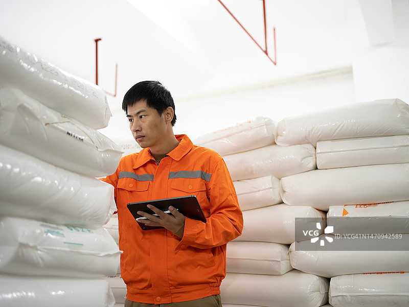 工人检查货物图片素材