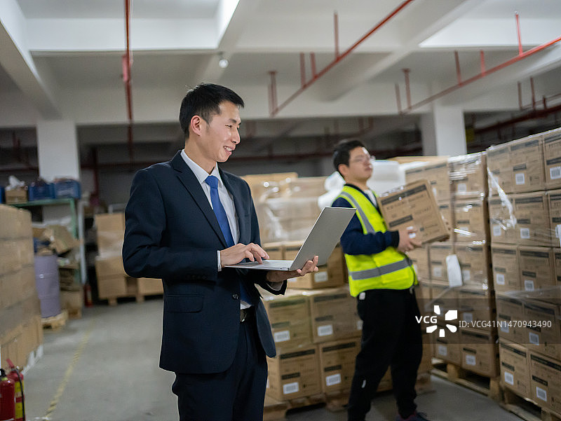 管理员检查配送仓库图片素材