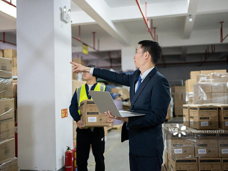 管理员检查配送仓库图片素材