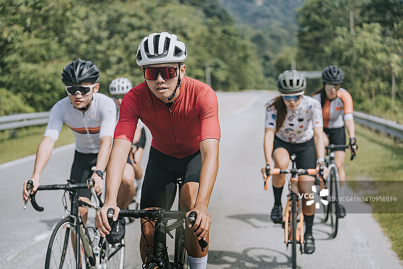 中国自行车队在乡村场景中练习图片素材