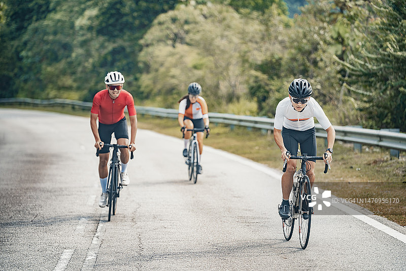 中国亚洲自行车队在乡村地区周末早晨骑行图片素材