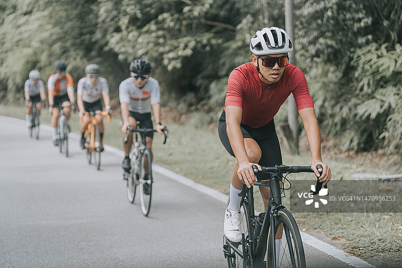 中国自行车队在乡村训练图片素材