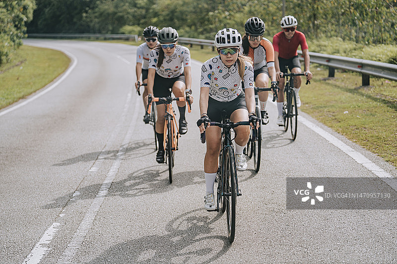 中国亚洲女自行车手在自行车比赛中领先图片素材