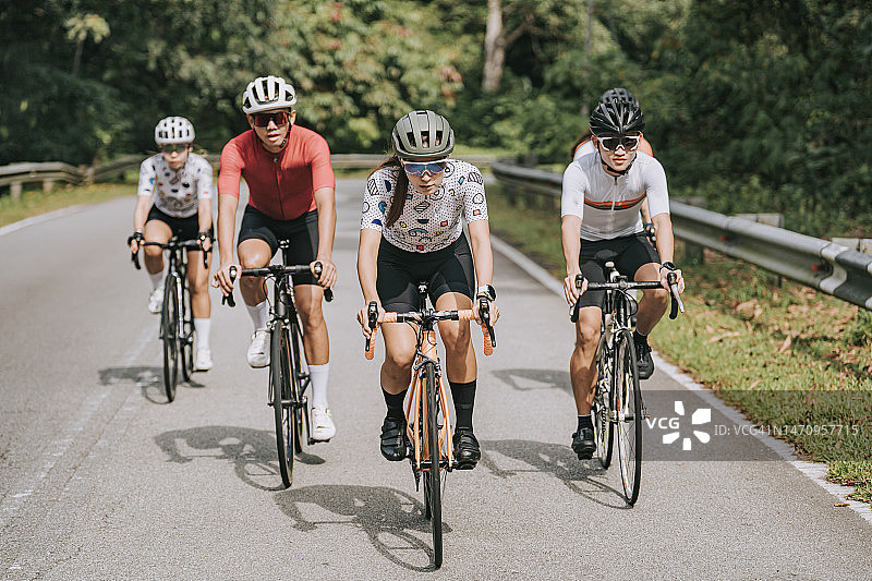 在自行车赛事中领先的亚洲女性图片素材