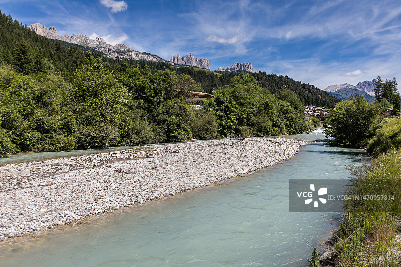 多洛米蒂山脉的索拉加迪法萨山村图片素材