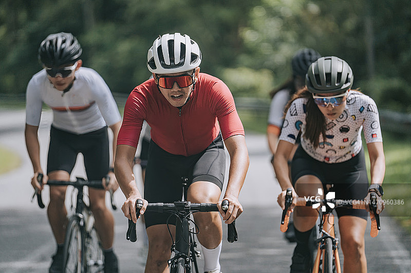 清晨在乡村参加自行车比赛的华裔自行车手图片素材