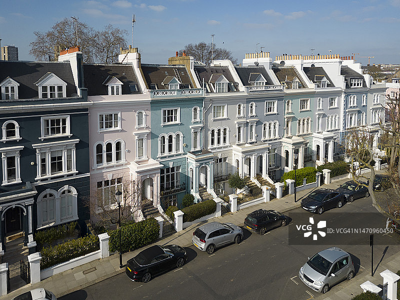 诺丁山典型的彩色房屋，伦敦埃尔金新月图片素材