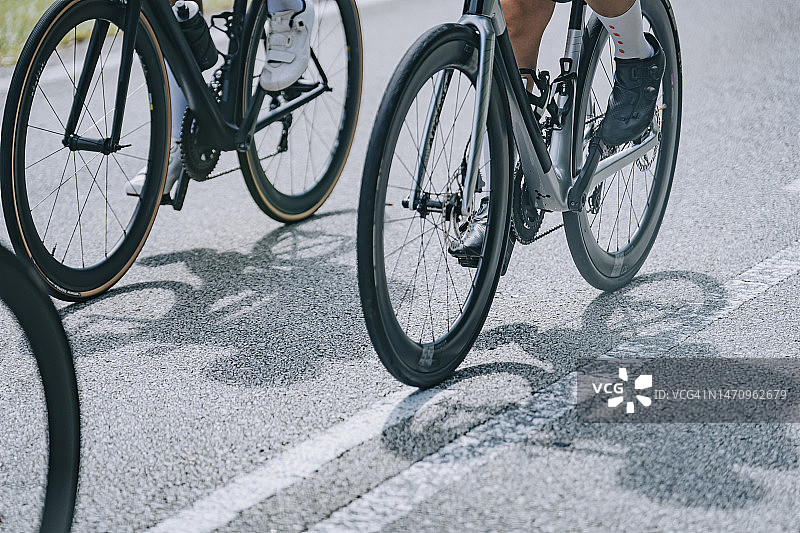 清晨骑行队伍的脚部特写图片素材