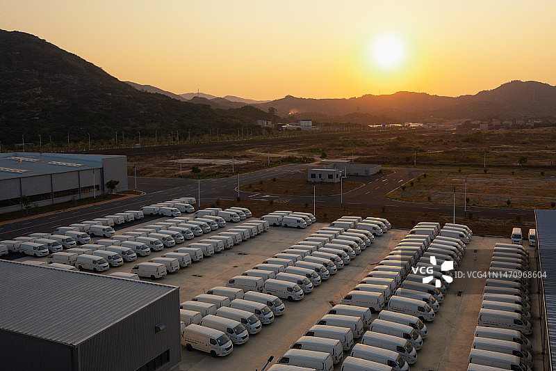 夕阳下的电动汽车工厂图片素材