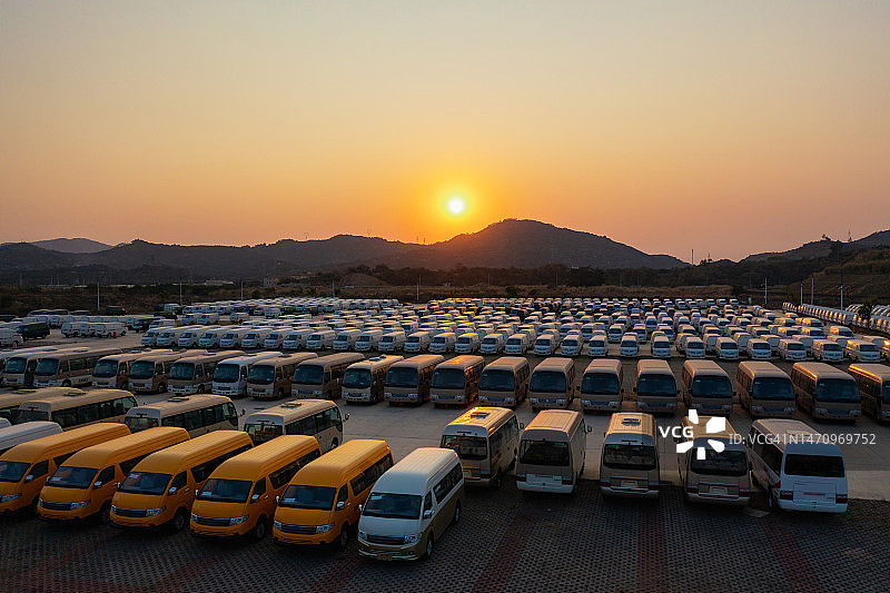 日落时分的电动小型货车图片素材