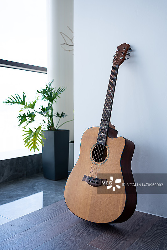 靠在窗边的原声吉他图片素材