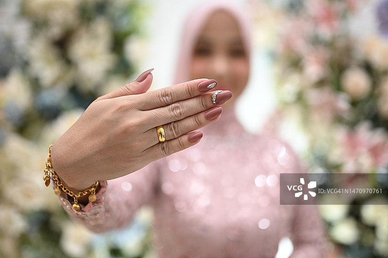 女人展示订婚戒指图片素材